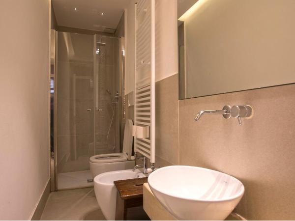 Chiesa Greca - SIT Rooms & Apartments : photo 7 de la chambre chambre familiale avec salle de bains privative