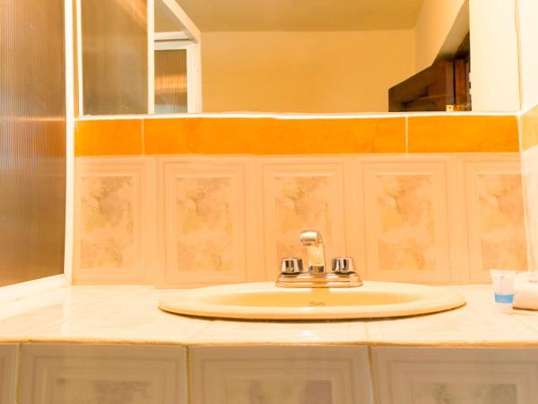 Hotel Expres By Hosting House : photo 4 de la chambre chambre double avec 2 lits doubles