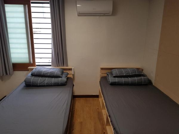 Family House Hongdae : photo 4 de la chambre chambre lits jumeaux avec salle de bains privative