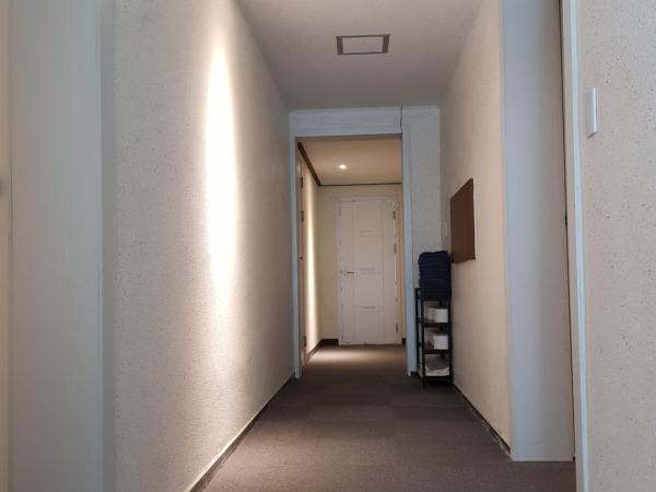 Family House Hongdae : photo 8 de la chambre chambre simple avec salle de bains privative