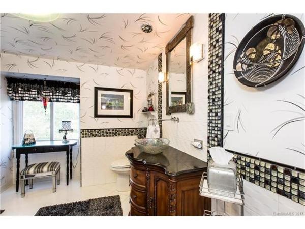 Matthews Manor Bed & Breakfast : photo 5 de la chambre suite lit king-size - vue sur piscine