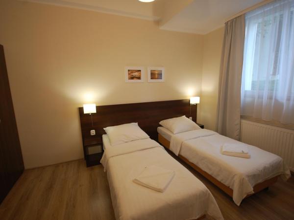 Hipnotic B&B : photo 5 de la chambre chambre double avec lit d'appoint et salle de bains