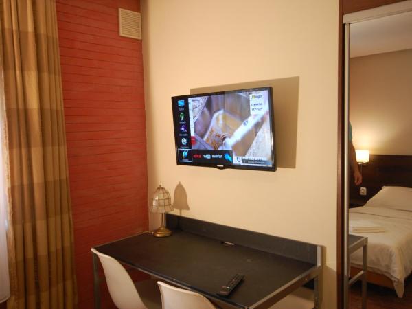 Hipnotic B&B : photo 2 de la chambre chambre triple avec salle de bains commune