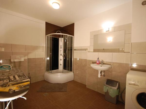 Hipnotic B&B : photo 5 de la chambre chambre triple avec salle de bains commune