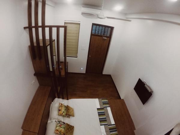 Carlton Hotel Mumbai - Behind Taj Mahal Palace Colaba Mumbai : photo 6 de la chambre chambre double supérieure avec salle de bains commune et climatisation