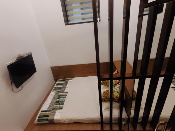 Carlton Hotel Mumbai - Behind Taj Mahal Palace Colaba Mumbai : photo 9 de la chambre chambre double supérieure avec salle de bains commune et climatisation