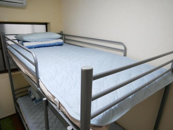 Guest House Twenty-Seven 27 : photo 1 de la chambre chambre lits jumeaux avec salle de bains commune