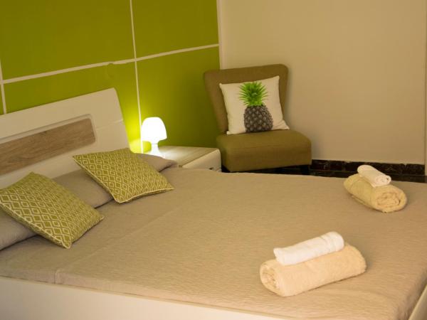 B&B Myrta Maria : photo 3 de la chambre chambre double avec salle de bains privative extérieure