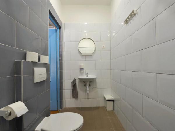 WOW City Hostel : photo 10 de la chambre chambre lits jumeaux avec salle de bains privative