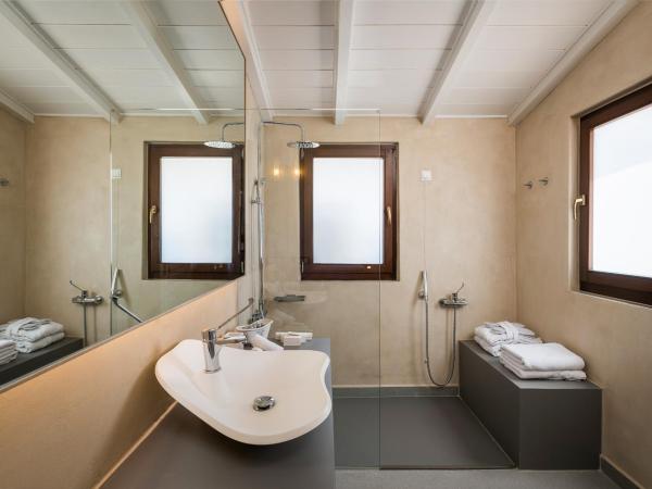 Ambassadors Residence Boutique Hotel : photo 7 de la chambre suite junior deluxe avec balcon - vue sur vieille ville