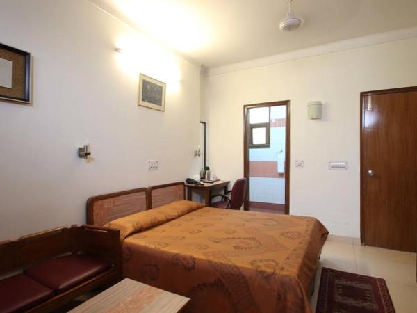 Nu Delhi Homestay : photo 2 de la chambre chambre double deluxe avec lit d'appoint