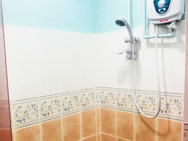 Step-in Lodge : photo 8 de la chambre chambre lit queen-size avec salle de bains commune 