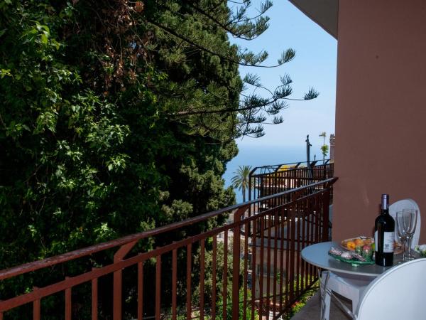 CiuriTaormina Maison de Charme : photo 9 de la chambre chambre double deluxe avec balcon