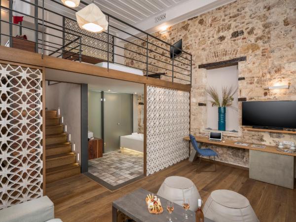 Ambassadors Residence Boutique Hotel : photo 1 de la chambre suite en duplex de 57 m² avec baignoire spa