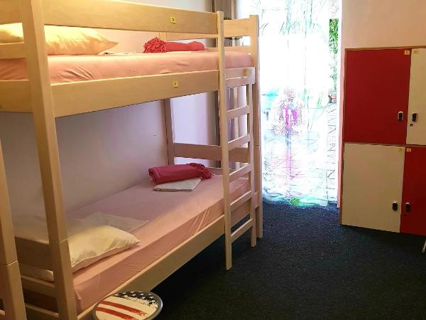 Crazy House Hostel : photo 1 de la chambre lit dans dortoir mixte de 8 lits