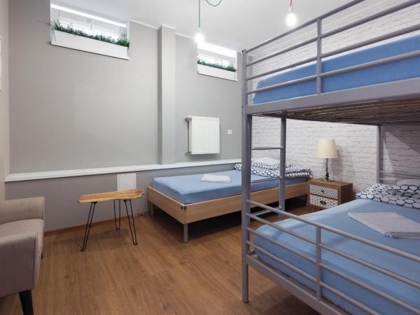 Tatamka Hostel : photo 4 de la chambre chambre triple avec salle de bains commune
