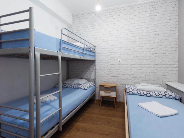 Tatamka Hostel : photo 2 de la chambre chambre triple avec salle de bains commune