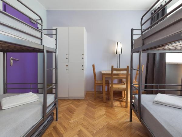 Tatamka Hostel : photo 4 de la chambre chambre quadruple avec salle de bains commune