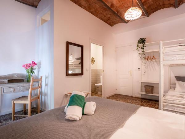 Primavera Hostel : photo 3 de la chambre chambre quadruple avec salle de bains privative