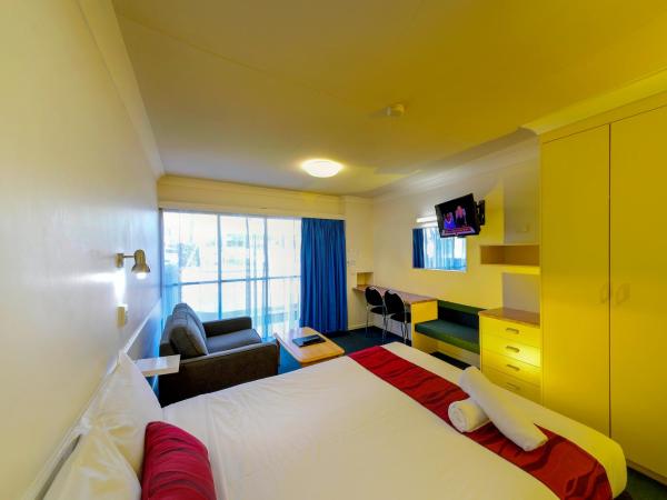 Aspley Motor Inn : photo 3 de la chambre queen and single room with kitchenette