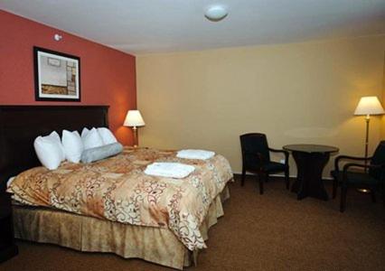 Quality Inn : photo 7 de la chambre chambre lit king-size pour personnes à mobilité réduite - non-fumeurs