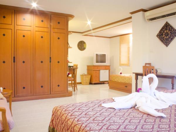 Hua Hin White Villa Hotel - SHA Certified : photo 2 de la chambre suite familiale