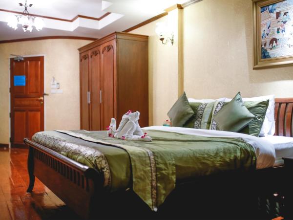 Hua Hin White Villa Hotel - SHA Certified : photo 6 de la chambre suite