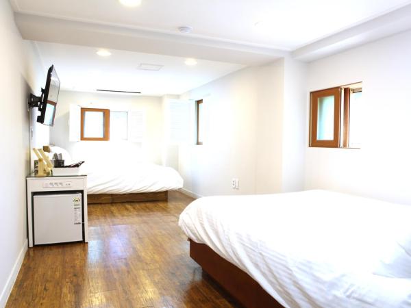 Charm Hotel : photo 2 de la chambre chambre familiale avec salle de bains privative