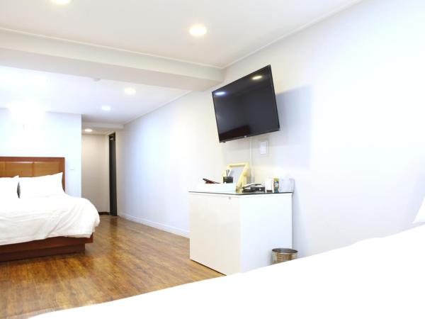 Charm Hotel : photo 6 de la chambre chambre familiale avec salle de bains privative