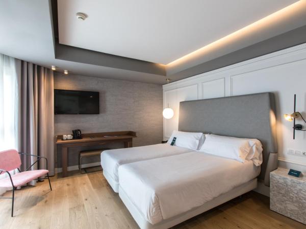 Hotel Riazor : photo 4 de la chambre chambre lits jumeaux avec lit d’appoint - 301