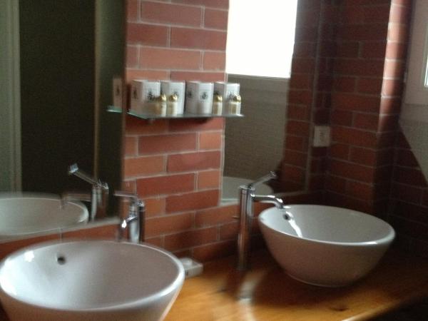 Les Jardins du Rebaut : photo 2 de la chambre suite familiale