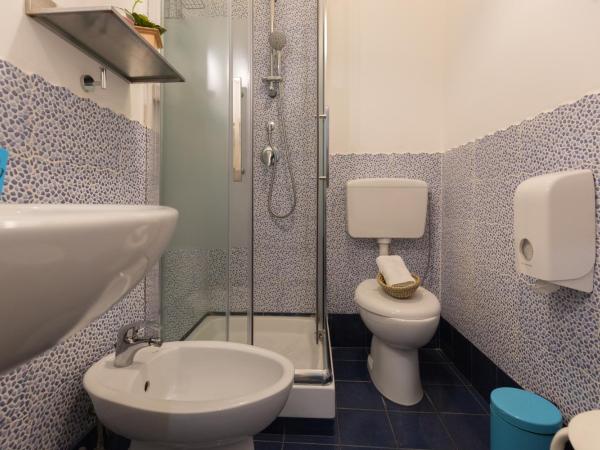 B&B Miro Centro Catania : photo 6 de la chambre chambre quadruple avec salle de bains privative séparée
