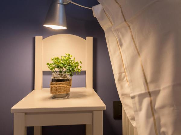 B&B Miro Centro Catania : photo 7 de la chambre chambre quadruple avec salle de bains privative séparée