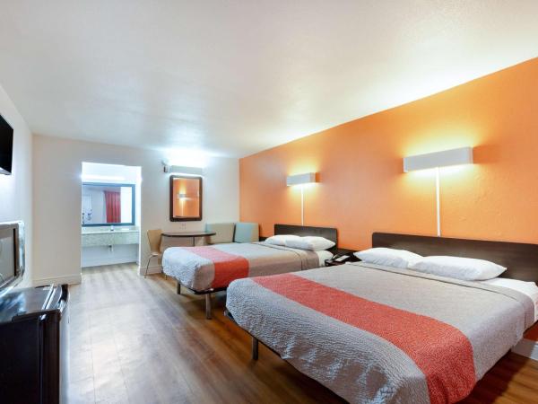 Motel 6-Houston, TX - East : photo 1 de la chambre chambre deluxe avec 2 lits queen-size - non-fumeurs