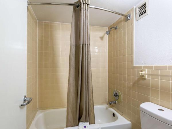 Motel 6-Houston, TX - East : photo 6 de la chambre chambre lit king-size deluxe - non-fumeurs 