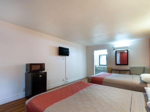 Motel 6-Houston, TX - East : photo 5 de la chambre chambre deluxe avec 2 lits queen-size - non-fumeurs