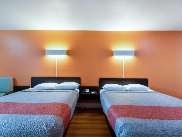 Motel 6-Houston, TX - East : photo 6 de la chambre chambre deluxe avec 2 lits queen-size - non-fumeurs