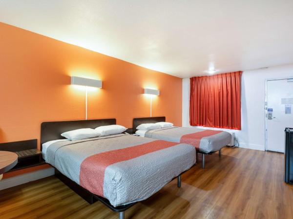 Motel 6-Houston, TX - East : photo 9 de la chambre chambre deluxe avec 2 lits queen-size - non-fumeurs