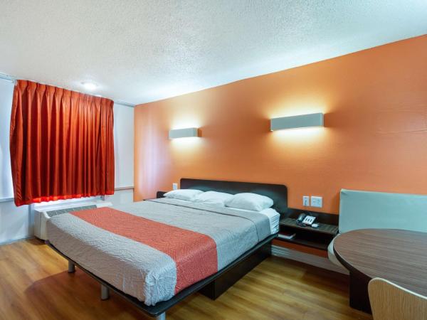 Motel 6-Houston, TX - East : photo 1 de la chambre chambre lit king-size deluxe - non-fumeurs 