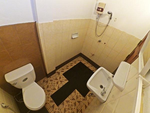 Sarah Guest House : photo 6 de la chambre chambre lits jumeaux avec salle de bains