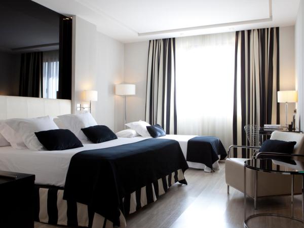 Hotel Maydrit Airport : photo 1 de la chambre chambre double avec lit d'appoint