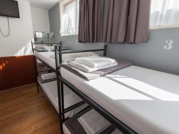 Travel Hotel Amsterdam : photo 4 de la chambre chambre quadruple avec lits superposés et salle de bains commune