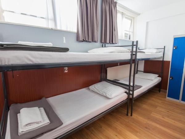 Travel Hotel Amsterdam : photo 3 de la chambre chambre quadruple avec lits superposés et salle de bains commune