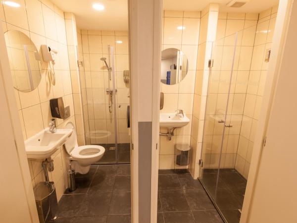 Travel Hotel Amsterdam : photo 1 de la chambre chambre lits superposés - 10 personnes