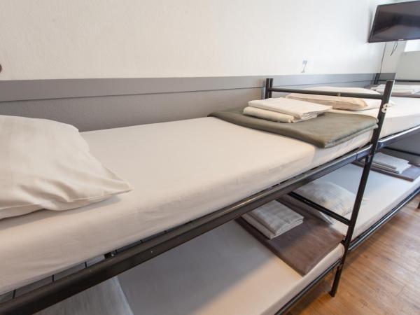 Travel Hotel Amsterdam : photo 3 de la chambre chambre lits superposés - 8 personnes
