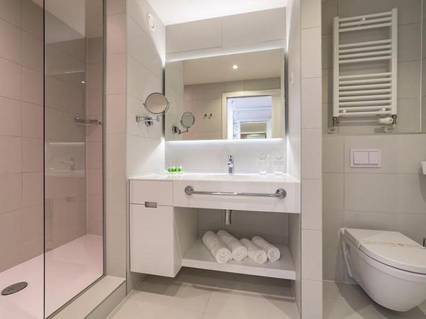 Amadria Park Beach Hotel Jure : photo 5 de la chambre chambre double ou lits jumeaux avec balcon - vue sur cour