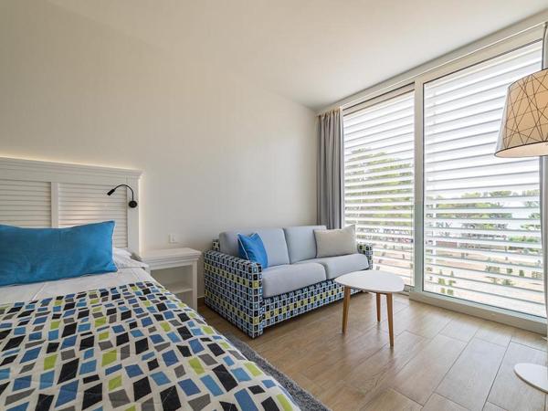 Amadria Park Beach Hotel Jure : photo 2 de la chambre chambre double ou lits jumeaux avec canapé-lit - vue sur mer
