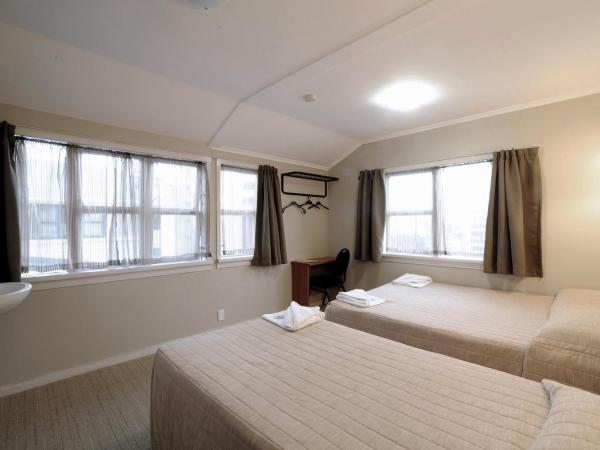 Kiwi International Hotel : photo 4 de la chambre chambre double ou lits jumeaux Économique avec salle de bains commune