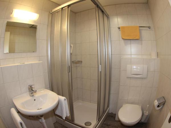 Bern Backpackers Hotel Glocke : photo 4 de la chambre chambre familiale avec salle de bains privative