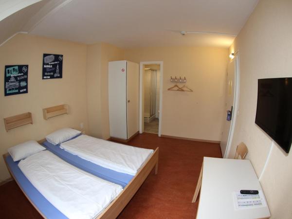 Bern Backpackers Hotel Glocke : photo 1 de la chambre chambre double avec salle de bains privative